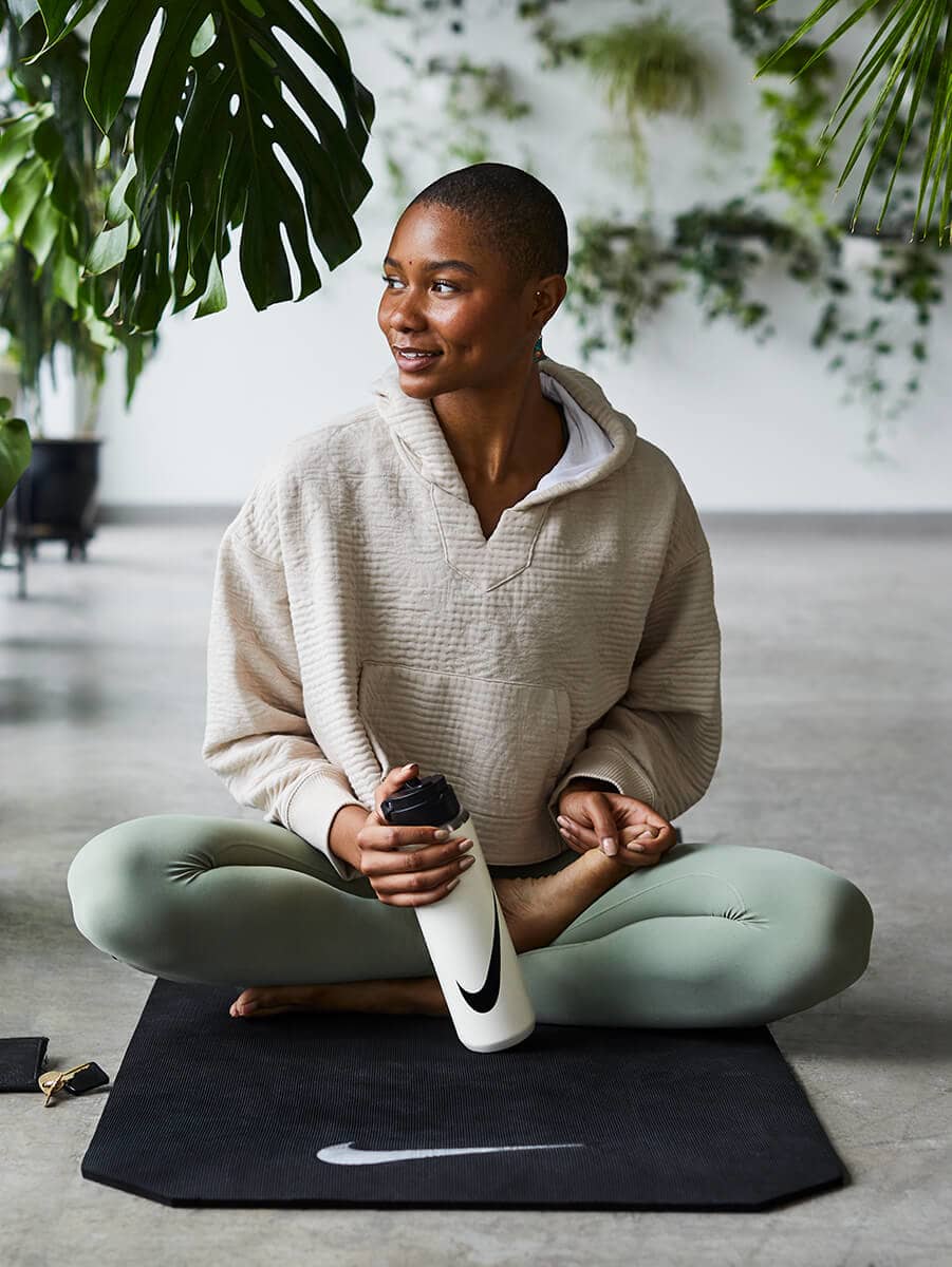 Quelle tenue choisir pour une seance de yoga 5 idees de tenues Nike Nike CH